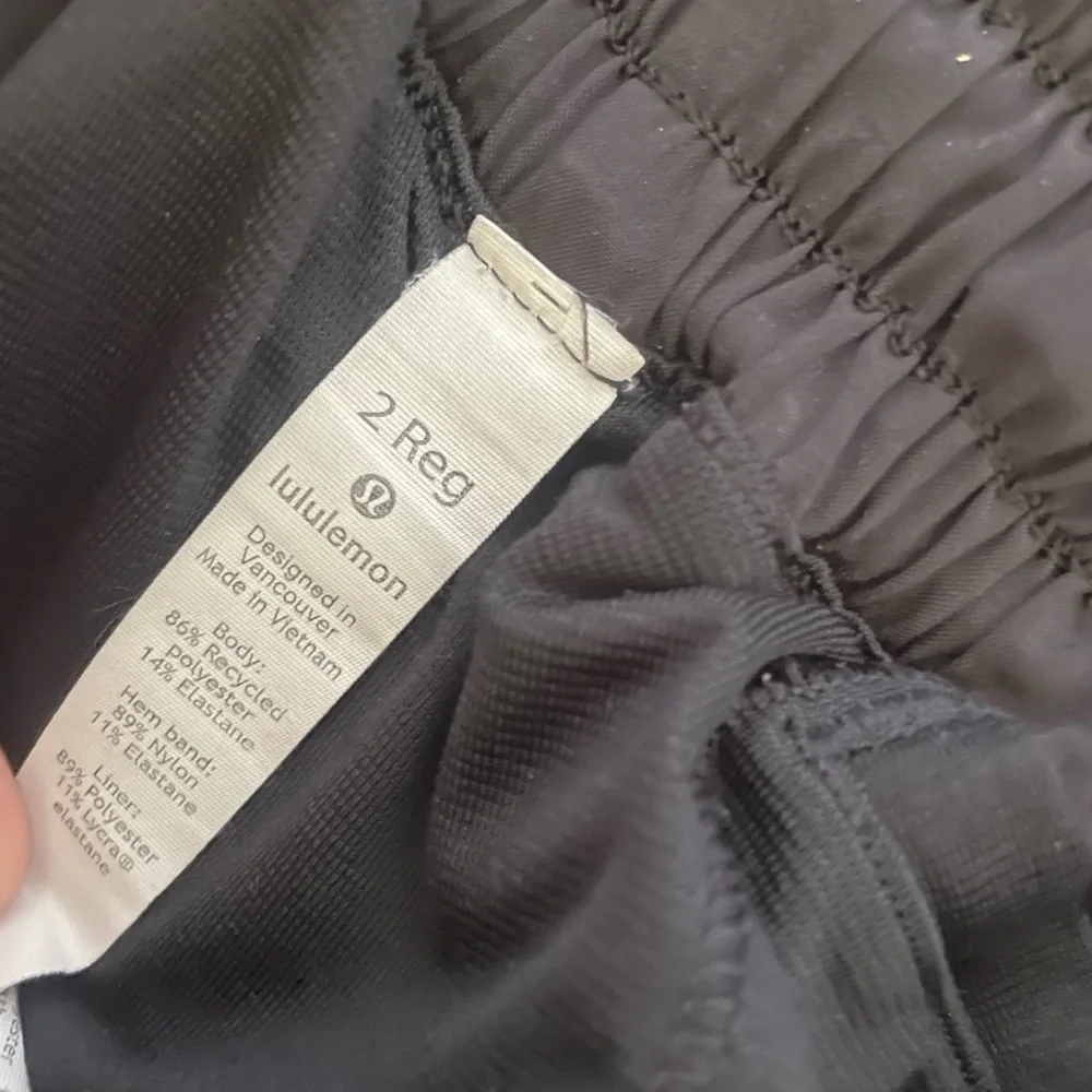 Black lululemon regular hottie hot shorts 2.5 length - Picture 3 of 3